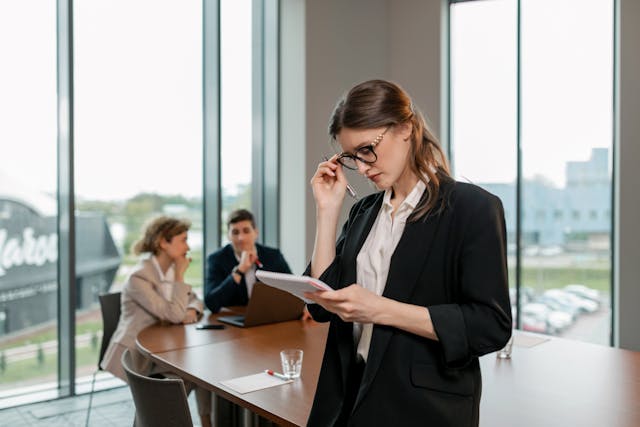 Illustrative image Woman in Black Blazer Holding a Notebook used in Accordemy®'s training on Advanced Human Resource Management