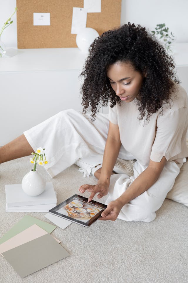 Illustrative image Woman in White Dress Shirt used in Accordemy®'s training on Employee Benefits and Pensions Management