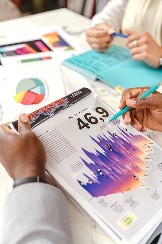 Illustrative image Person Holding a Paper with a Diagram Showing the Data used in Accordemy®'s training on Agile Performance Management