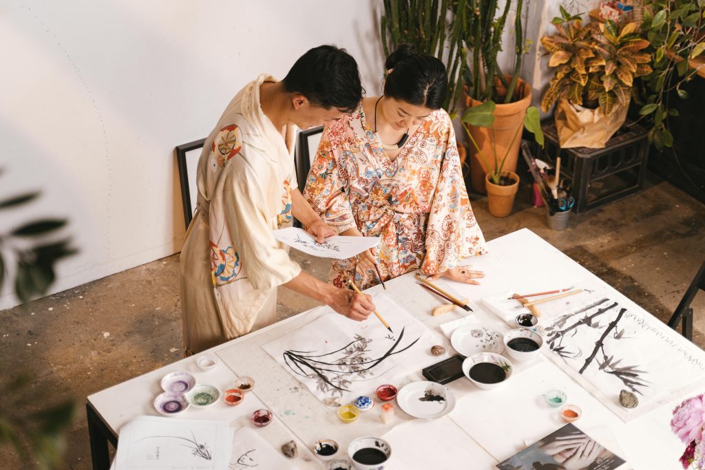  Illustrative image of A Man and A Woman Discussing Art
 used in Accordemy®'s training on Effective Influencing Skills.