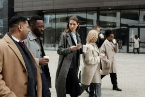 Illustrative image of Business People taking a Coffee Break and Talking used in Accordemy®'s training on Non-Verbal Communication for Executives