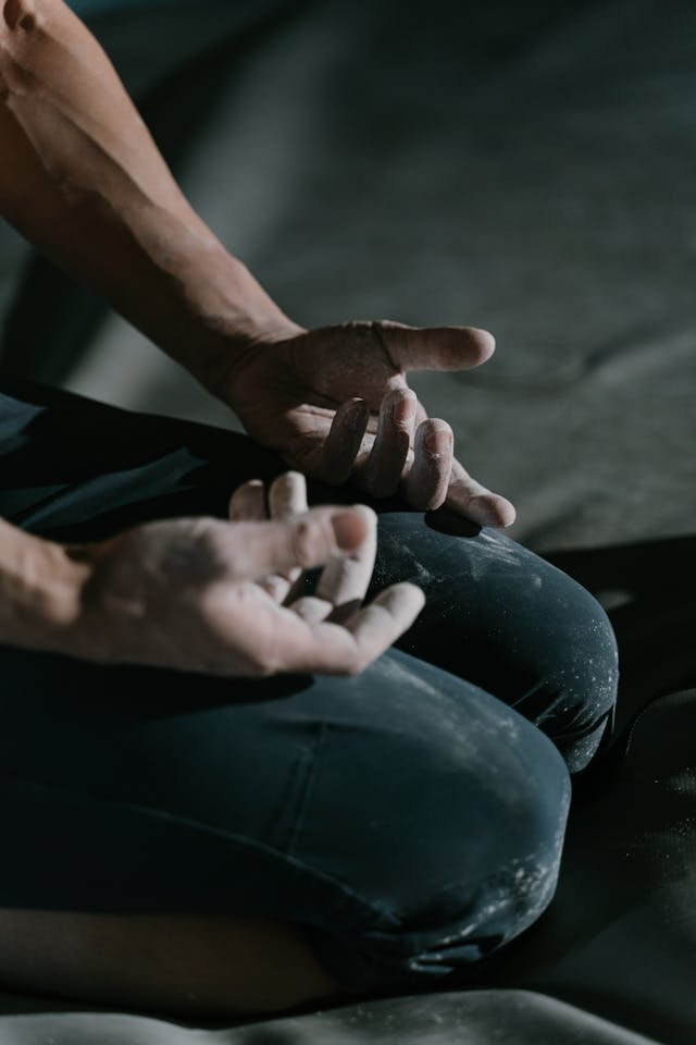 Illustrative image An Athlete Hands with Grip Powder used in Accordemy®'s training on Motivation Techniques