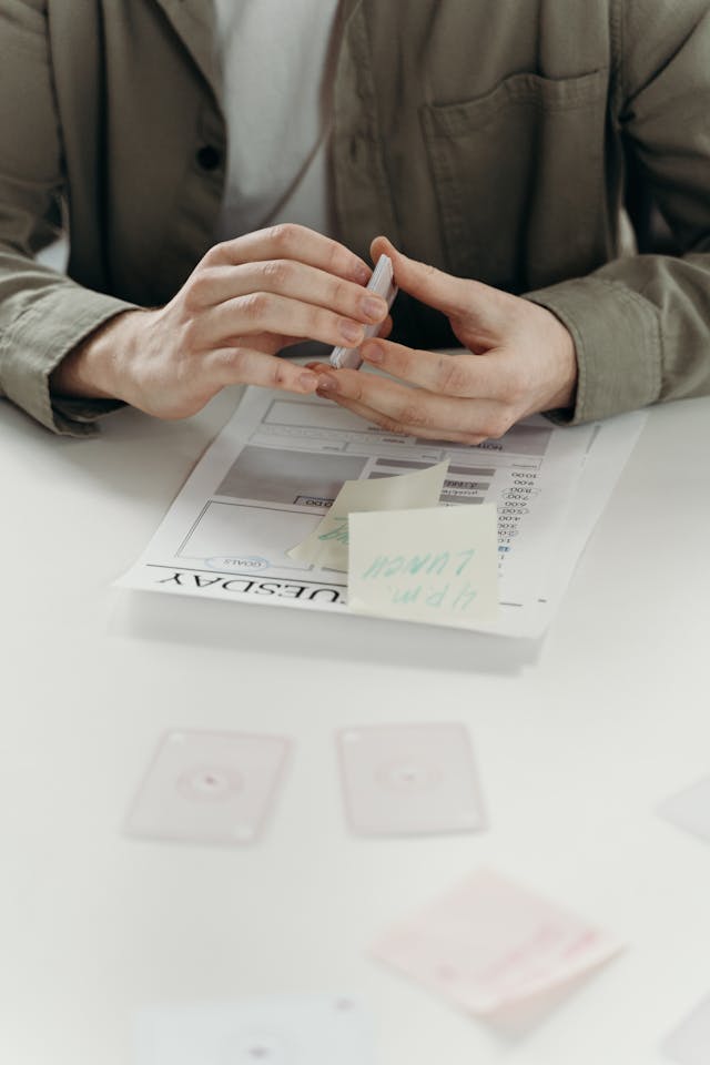 Illustrative image Person Holding Cards used in Accordemy®'s training on HR Financial Management