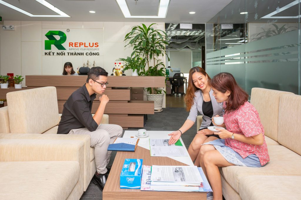Illustrative image of A Consultant Sitting at a Table used in Accordemy®'s training on Brand Management and Communication.