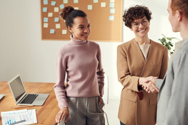 Illustrative image Photo Of People Doing Handshakes
used in Accordemy®'s training on HR Business Partnering
