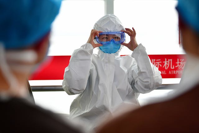 Illustrative image A Woman in Protective Clothing used in Accordemy®'s training on Universal Safety Practices