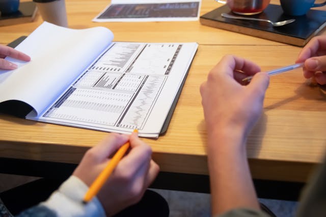 Illustrative image Person Holding Paper and Pencil used in Accordemy®'s training on Workforce Analytics and HR Data