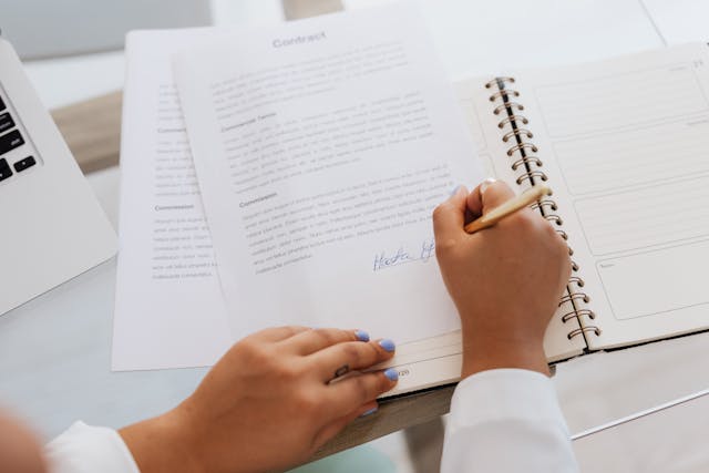 Illustrative image Person Signing a Contract used in Accordemy®'s training on Contract Management