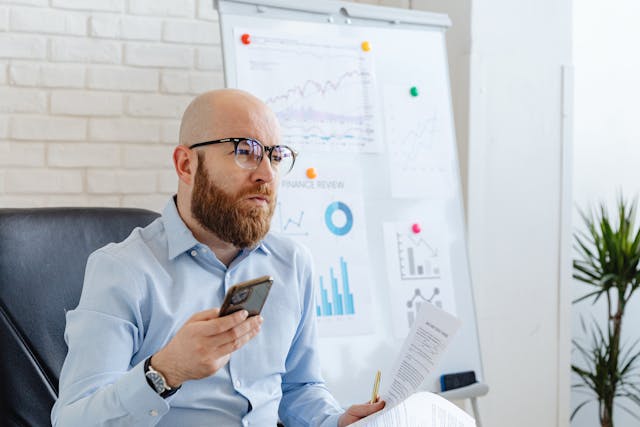 Illustrative image Man Working in an Office
used in Accordemy®'s training on HR Transformation: From Traditional to Digital