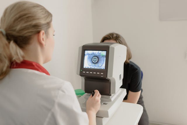 Illustrative image of Anonymous oculist examining vision of patient on eye screener
used in Accordemy®'s training on Effective Disciplinary Procedures