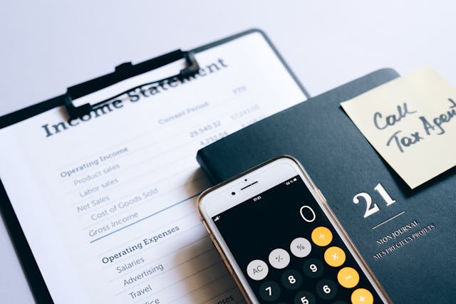 Illustrative image Smartphone with Opened Calculator used in Accordemy®'s training on Job Analysis and Job Description Preparation