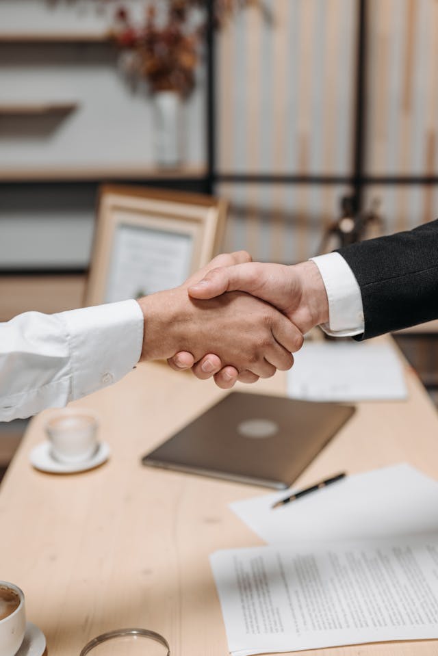 Illustrative image Photo of People shaking Hands used in Accordemy®'s training on Hiring Strategies
