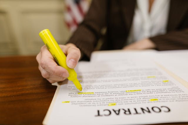 Illustrative image Person Signing a Contract used in Accordemy®'s training on Contract Management