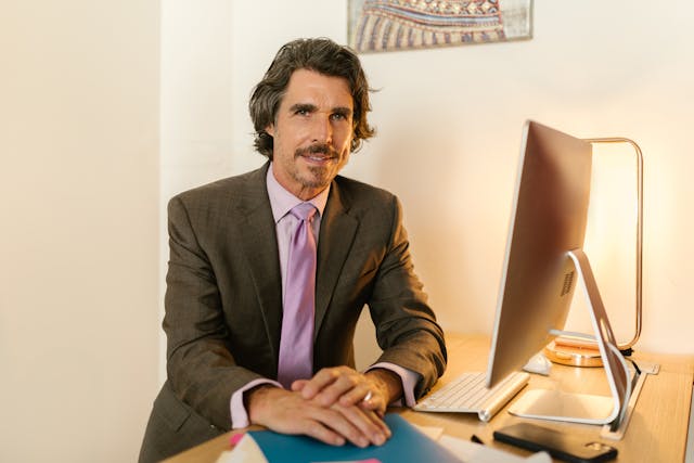 Illustrative image A Man in Gray Suit used in Accordemy®'s training on HR Transformation: From Traditional to Digital