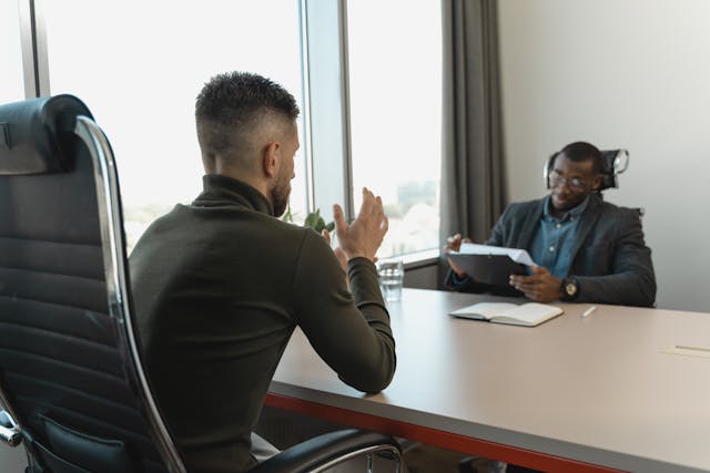 Illustrative image Businessman Looking at Employee used in Accordemy®'s training on HR Leadership and Change Management