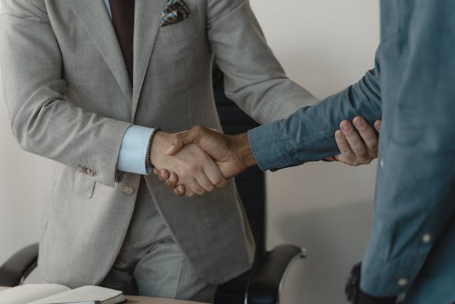 Illustrative image Photo of People Doing Handshake  used in Accordemy®'s training on Hiring Strategies
