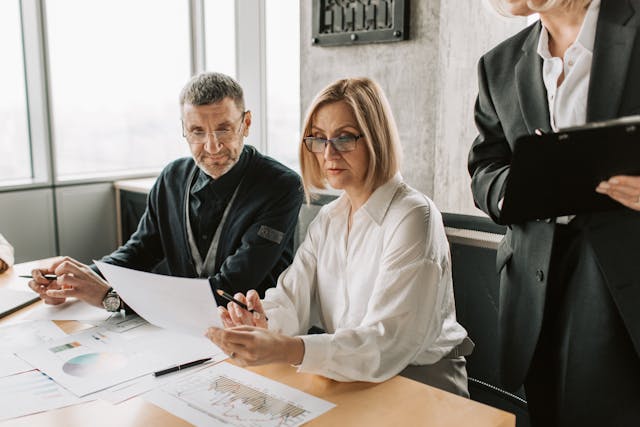 Illustrative image Man and Woman Sitting at the table used in Accordemy®'s training on HR Financial Management