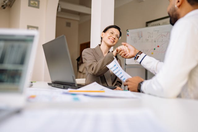 Illustrative image Man and Woman Shaking Hands used in Accordemy®'s training on HR Business Partnering