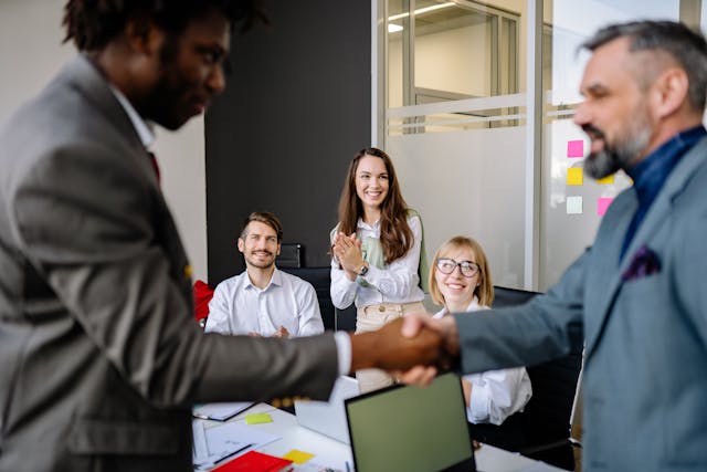 Illustrative image Colleagues Looking at Men in an Agreement used in Accordemy®'s training on HR for the Non HR Manager