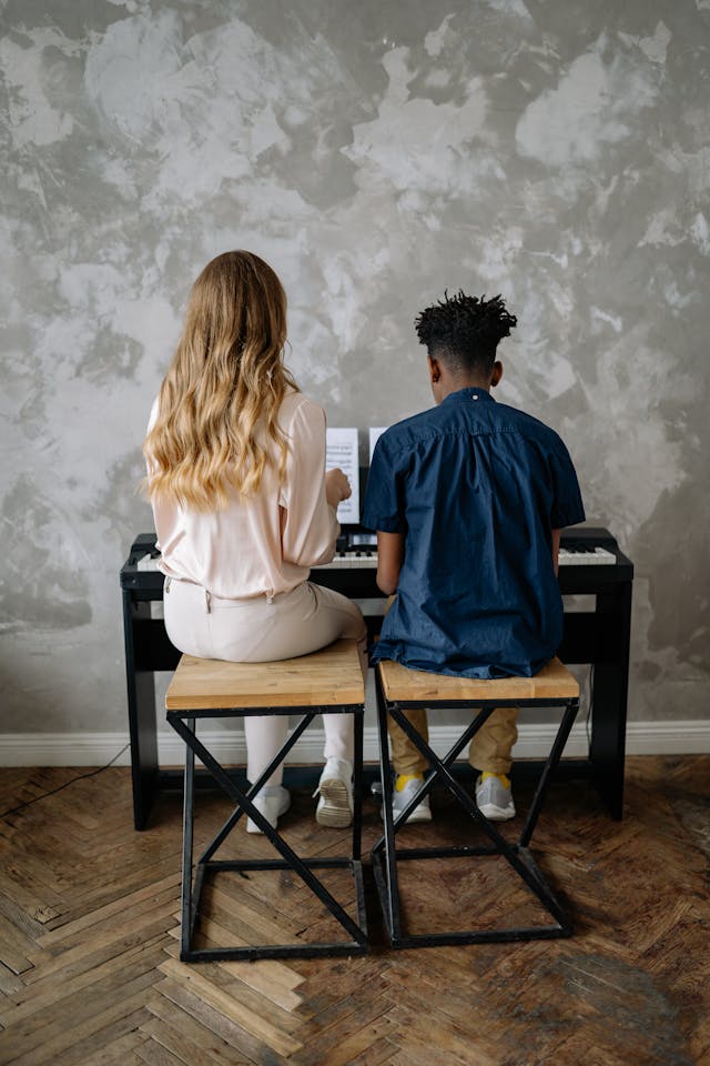 Illustrative image Two People Playing Piano used in Accordemy®'s training on Behavior Improvement Techniques