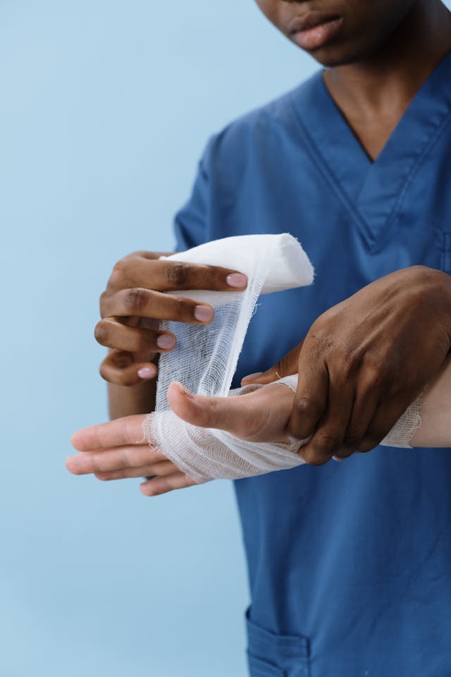 Illustrative image A Person Getting his Hand Bandaged used in Accordemy®'s training on Healthcare Management in Humanitarian Emergencies