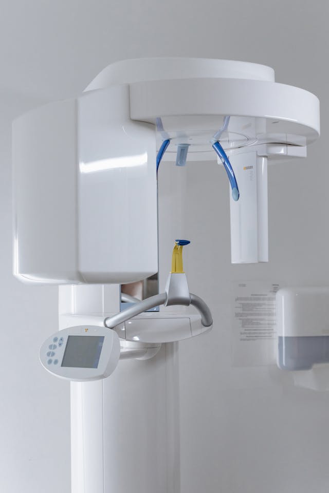 Illustrative image Close-Up Shot of a Dental X-ray Machine used in Accordemy®'s training on Advanced Biostatistics for Healthcare Professionals
