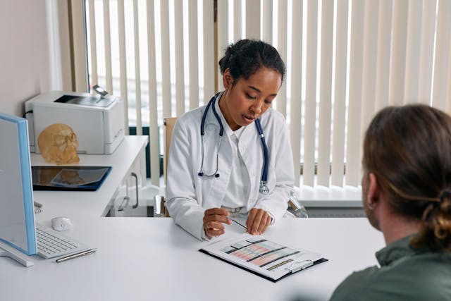 Illustrative image Man in White Dress Shirt Sitting at the Table used in Accordemy®'s training on Leaders in Healthcare