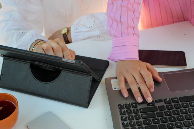 Illustrative image Office Workers Using a Laptop and a Tablet used in Accordemy®'s training on Stakeholder Management in Projects