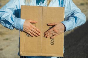 Illustrative image Person Holding a Carton Box used in Accordemy®'s training on Sustainable Supply Chain Management