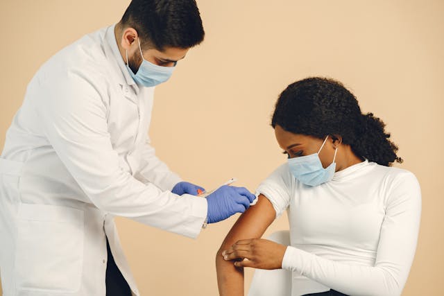 Illustrative image A Woman at the Doctors
 used in Accordemy®'s training on Health Systems Strengthening