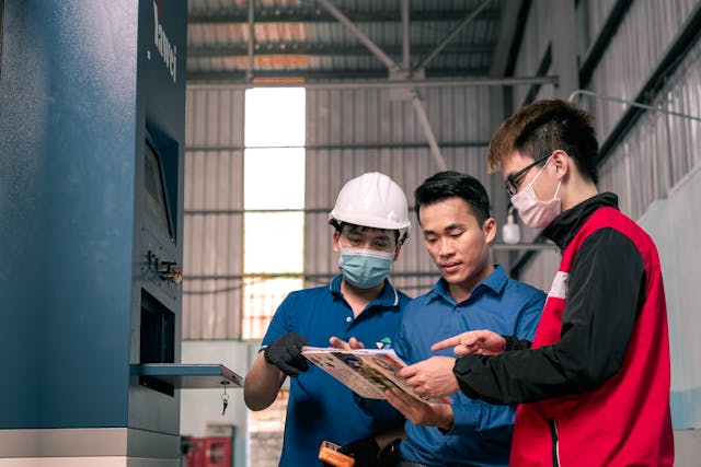 Illustrative image Men in Masks and Helmet in Warehouse used in Accordemy®'s training on Project Management in Logistics