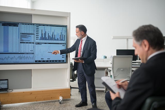 Illustrative image Man Doing a Presentation in the Office used in Accordemy®'s training on Forecasting and Demand Planning