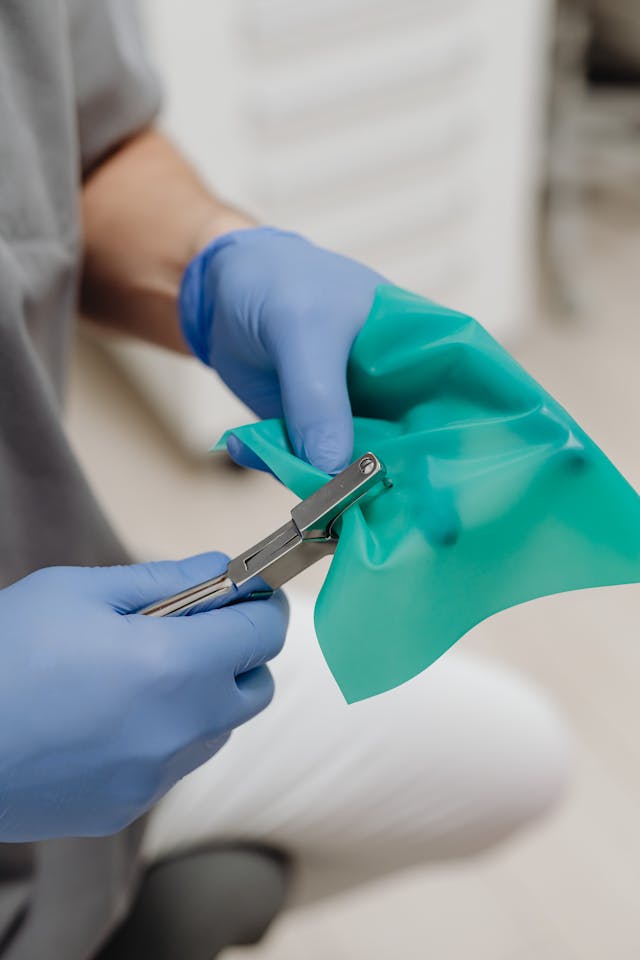 Illustrative image Close-up of a Doctor Using a Medical Tool used in Accordemy®'s training on Occupational Health and Safety Management