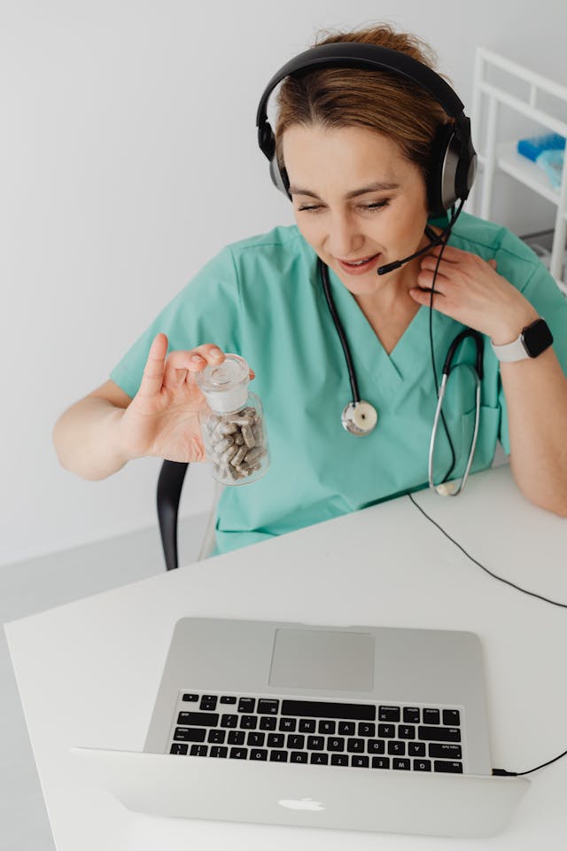 Illustrative image Woman in White Long Sleeve used in Accordemy®'s training on Advanced Medicines Risk Communication Skills