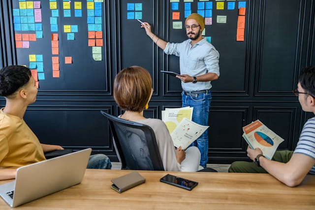 Illustrative image People Working Together in the Office used in Accordemy®'s training on Agile Project Management in Land Affairs
