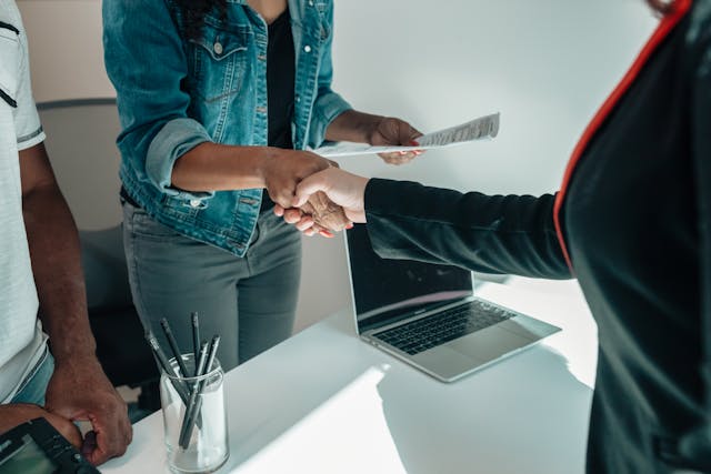 Illustrative image Two People Shaking Hands used in Accordemy®'s training on International Logistics Management