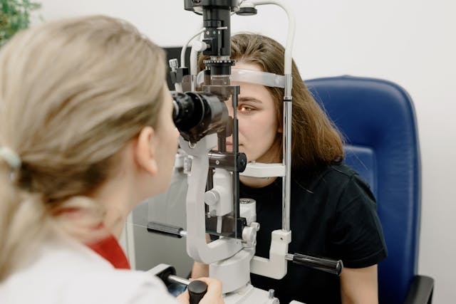 Illustrative image Female ophthalmologist examining vision in clinic used in Accordemy®'s training on Applied Patient Education Techniques