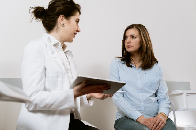 Illustrative image Man in White Dress Shirt Sitting at the Table used in Accordemy®'s training on Leaders in Healthcare
