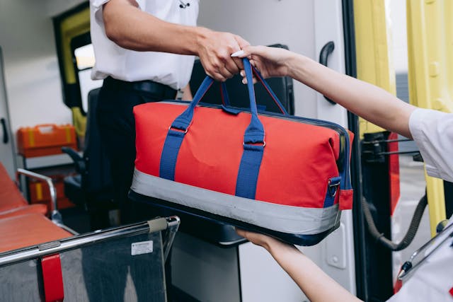 Illustrative image Paramedics Holding Bag used in Accordemy®'s training on Mental Health First Aid
