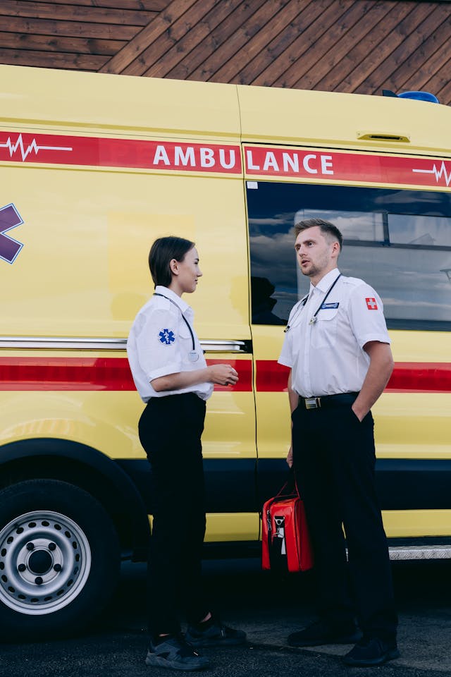 Illustrative image A Man and a Woman Working as Paramedics used in Accordemy®'s training on Emergency Medicine Management