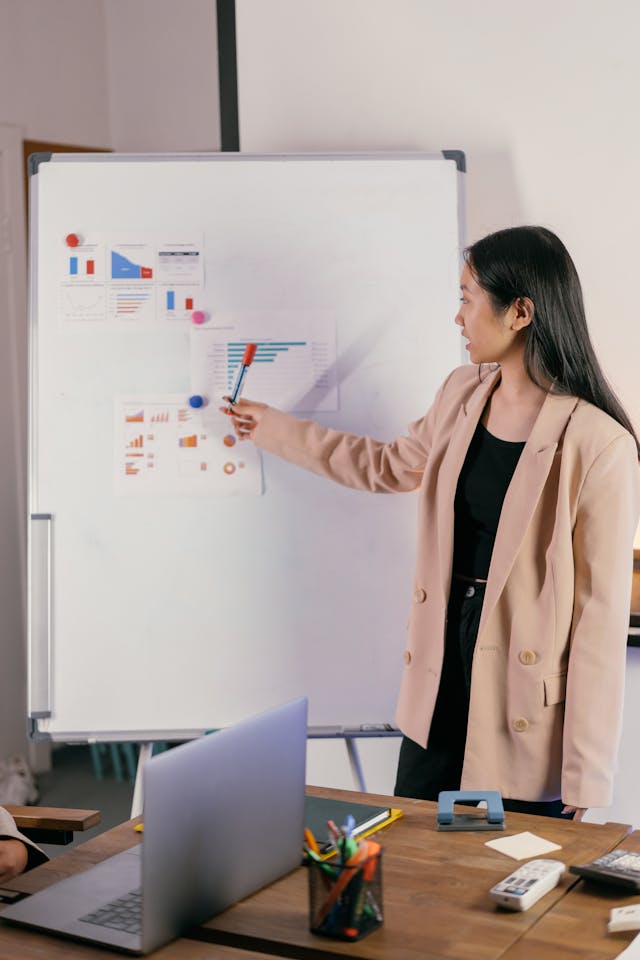 Illustrative image Professional Woman pointing on a White Board used in Accordemy®'s training on Project Management Leadership skills