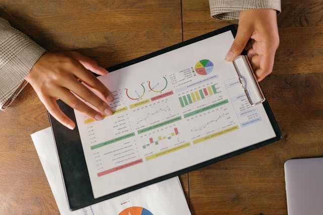 Illustrative image Charts and Graphs on Paper on a Clipboard used in Accordemy®'s training on Logistics Performance Indicators and Analytics