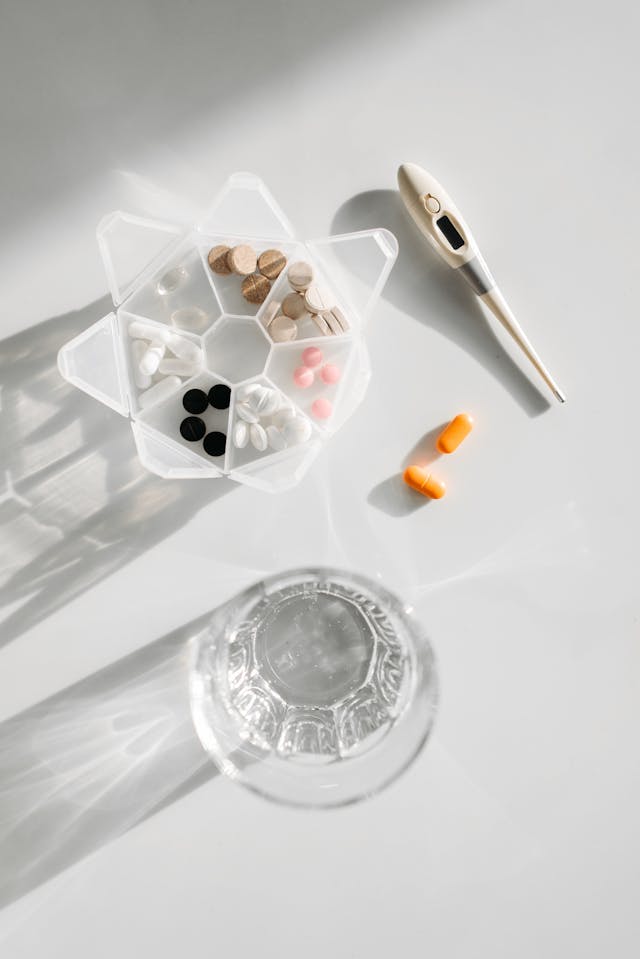 Illustrative image Medicines Beside A Glass Of Water Box used in Accordemy®'s training on Geriatric Health Management