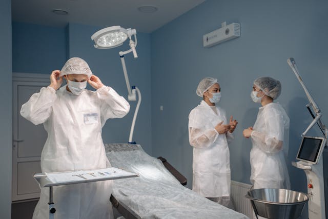 Illustrative image Medical Practitioners Standing in the Room used in Accordemy®'s training on Behaviour Change Communication for Community Health