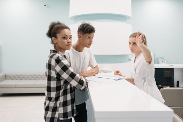 Illustrative image People at Registration in a Clinic used in Accordemy®'s training on Ethics and Professional Issues in Nursing