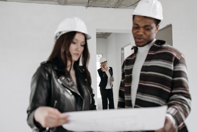 Illustrative image Man and Woman Looking at the Document used in Accordemy®'s training on Project Stakeholder Management