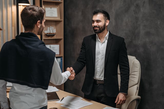 Illustrative image Two People Shaking Hands used in Accordemy®'s training on International Logistics Management