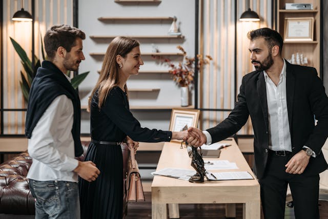 Illustrative image Two People Shaking Hands used in Accordemy®'s training on International Logistics Management