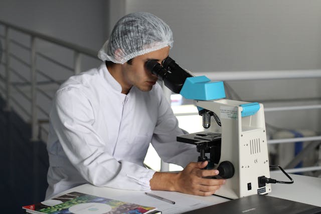 Illustrative image Men's White Dress Shirt used in Accordemy®'s training on Qualitative Health Research