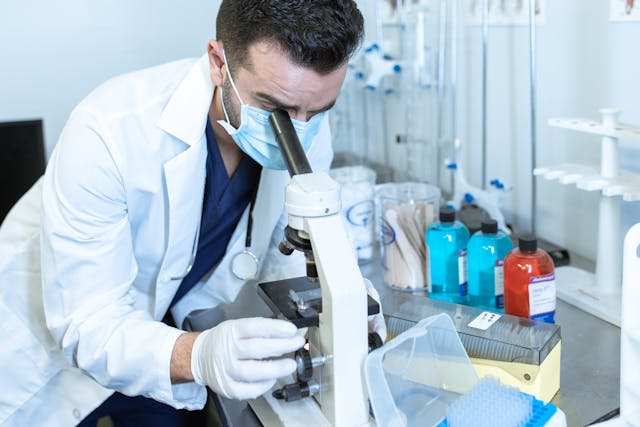 Illustrative image Medical Professional using Microscope used in Accordemy®'s training on Laboratory Scientist doing a Research